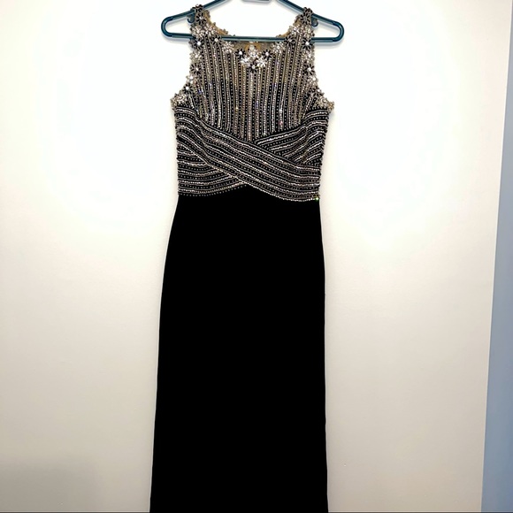 Elegant dress - Picture 4 of 7